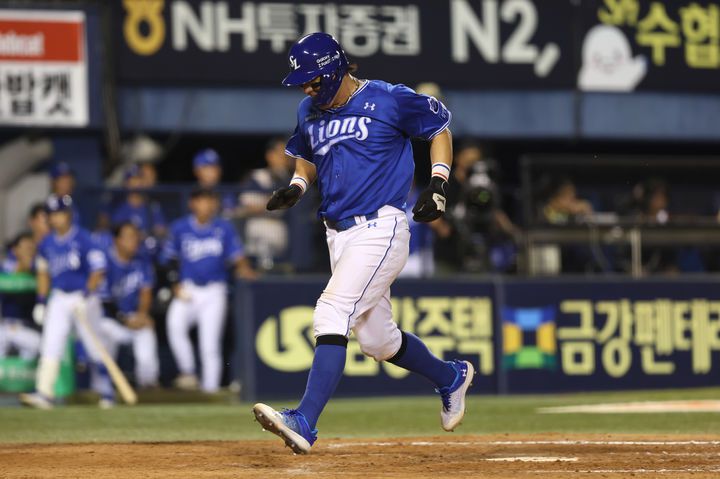 [서울=뉴시스] 조성우 기자 = 프로야구 삼성 라이온즈의 포수 강민호가 KBO리그 역대 최고령 1000득점 기록을 달성했다. 27일 서울 송파구 잠실야구장에서 열린 KBO리그 삼성 라이온즈와 두산 베어스의 경기에서 강민호가 5회 홈을 밟고 있다. 이날 40세 9일인 강민호는 역대 최고령으로 1000득점 고지를 밟았다. 종전 기록은 2008년 이종범(당시 KIA 타이거즈)이 세운 38세 9개월21일이다. (사진=삼성 라이온즈 제공) 2025.08.27. photo@newsis.com *재판매 및 DB 금지