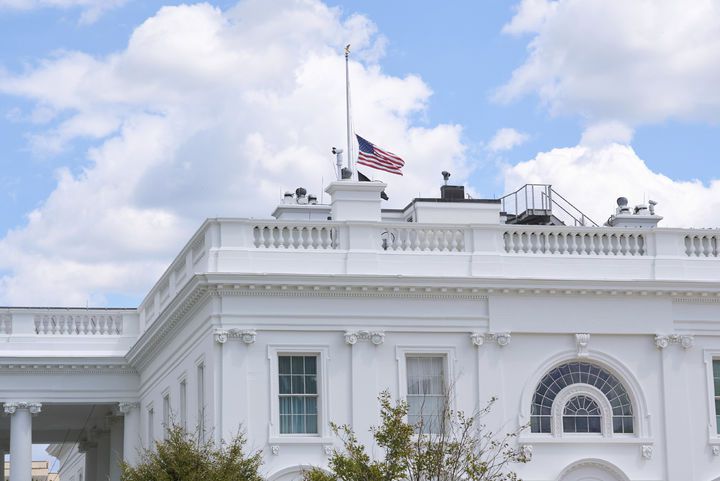 [워싱턴=AP/뉴시스] 27일(현지 시간) 미국 워싱턴 백악관에 미니애폴리스 총격 사건을 애도하는 조기가 게양돼 있다. 2025.08.28.