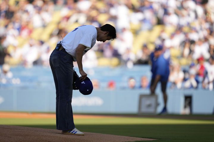 [로스앤젤레스=AP/뉴시스] 미국 메이저리그사커(MLS) 로스앤젤레스(LA) FC의 손흥민이 27일(현지 시간) 캘리포니아주 로스앤젤레스의 다저 스타디움에서 열리는 2025 메이저리그 LA 다저스와 신시내티 레즈의 경기에서 시구를 마친 후 인사하고 있다. 2025.08.28.