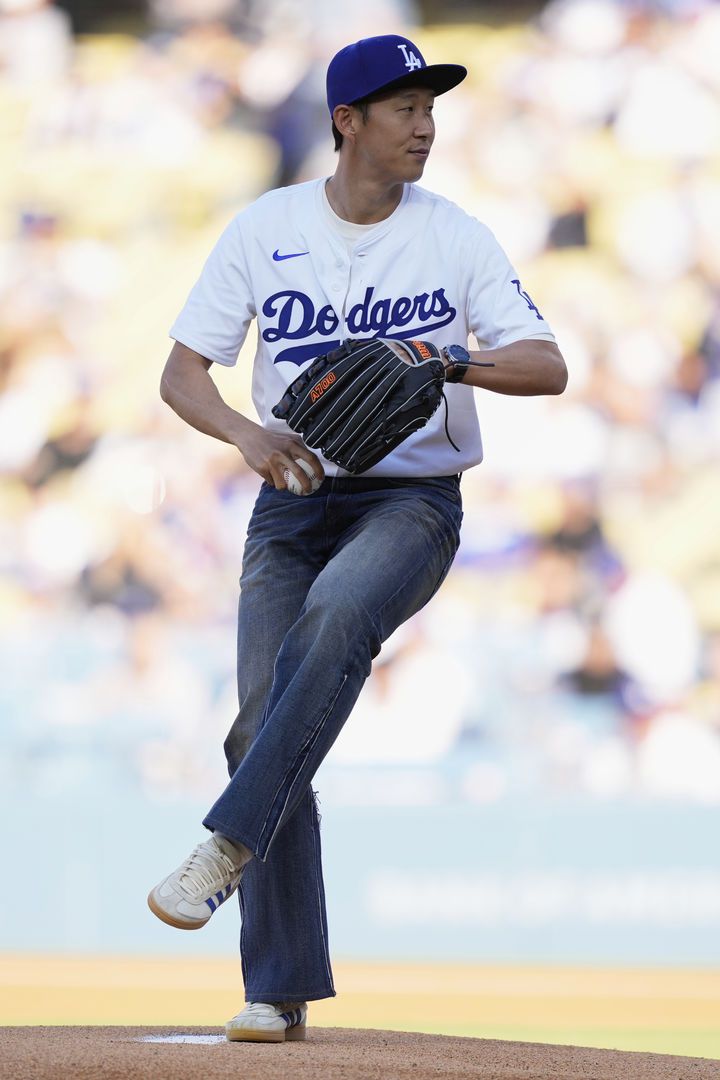 [로스앤젤레스=AP/뉴시스] 미국 메이저리그사커(MLS) 로스앤젤레스(LA) FC의 손흥민이 27일(현지 시간) 캘리포니아주 로스앤젤레스의 다저 스타디움에서 열리는 2025 메이저리그 LA 다저스와 신시내티 레즈의 경기에 앞서 시구하고 있다. 2025.08.28.