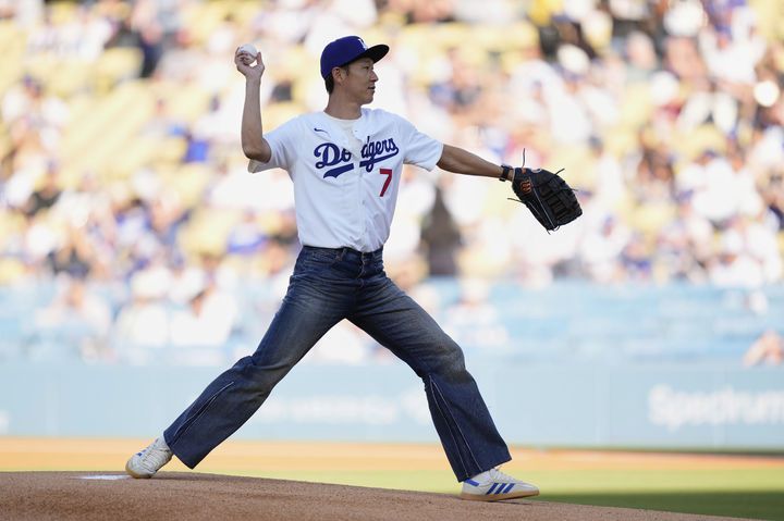 [로스앤젤레스=AP/뉴시스] 미국 메이저리그사커(MLS) 로스앤젤레스(LA) FC의 손흥민이 27일(현지 시간) 캘리포니아주 로스앤젤레스의 다저 스타디움에서 열리는 2025 메이저리그 LA 다저스와 신시내티 레즈의 경기에 앞서 시구하고 있다. 2025.08.28.