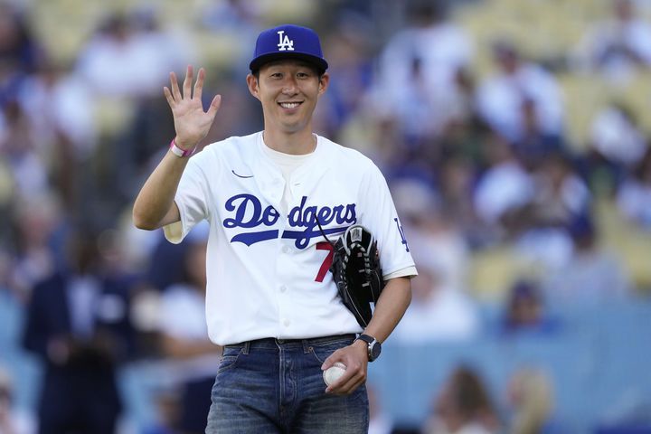 [로스앤젤레스=AP/뉴시스] 미국 메이저리그사커(MLS) 로스앤젤레스(LA) FC의 손흥민이 27일(현지 시간) 캘리포니아주 로스앤젤레스의 다저 스타디움에서 열리는 2025 메이저리그 LA 다저스와 신시내티 레즈의 경기에서 시구하기 전 인사하고 있다. 2025.08.28.