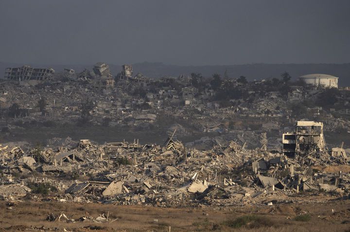 [AP/뉴시스] 지난달 28일(현지 시간) 이스라엘 남부에서 바라본 가자지구에 이스라엘군의 지상 공격 및 공습으로 건물들이 파괴돼 있다. 2025.09.01.