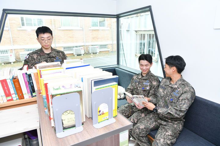 [서울=뉴시스] 지난 3월 공군 8930부대에 개관한 '청춘책방' 12호점에서 장병들이 시간을 보내고 있다.(사진=롯데 제공) *재판매 및 DB 금지