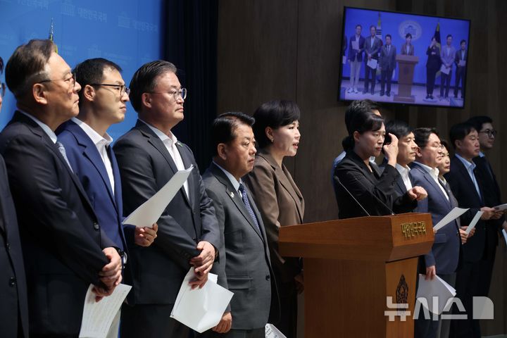 [서울=뉴시스] 조성봉 기자 = 전현희 더불어민주당 3대특검 종합대응 특별위원회 총괄위원장이 28일 오전 서울 여의도 국회 소통관에서 열린 한덕수 전 국무총리 구속영장 기각 관련 입장 발표를 하고 있다. 이날 3대특검 특위는 기자회견문을 통해 “사법부는 한 전 총리에 구속영장 기각으로 인한 국민적 분노를 직시해야한다” 지적했다.  2025.08.28. suncho21@newsis.com