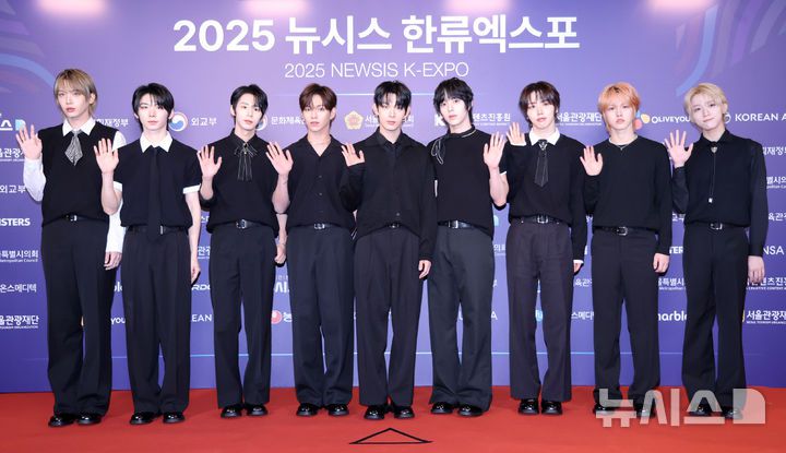 [서울=뉴시스] 조성우 기자 = 그룹 아홉이 28일 서울 중구 롯데호텔에서 열린 제7회 뉴시스 한류엑스포(2025 K-엑스포) 포토월 행사에서 포즈를 취하고 있다. 2025.08.28. xconfind@newsis.com