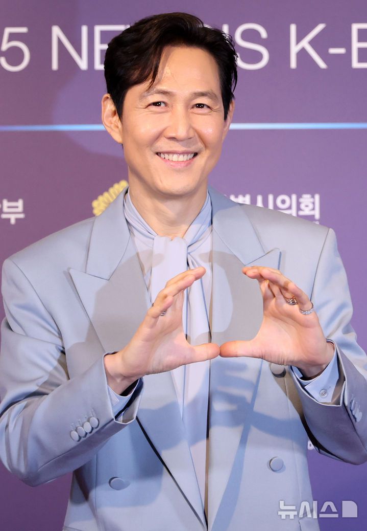 [서울=뉴시스] 조성우 기자 = 배우 이정재가 28일 서울 중구 롯데호텔에서 열린 제7회 뉴시스 한류엑스포(2025 K-엑스포) 포토월 행사에서 포즈를 취하고 있다. 2025.08.28. xconfind@newsis.com