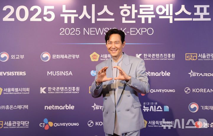 [서울=뉴시스] 조성우 기자 = 배우 이정재가 28일 서울 중구 롯데호텔에서 열린 제7회 뉴시스 한류엑스포(2025 K-엑스포) 포토월 행사에서 포즈를 취하고 있다. 2025.08.28. xconfind@newsis.com