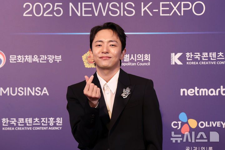 [서울=뉴시스] 조성우 기자 = 박천휴 작가가 28일 서울 중구 롯데호텔에서 열린 제7회 뉴시스 한류엑스포(2025 K-엑스포) 포토월 행사에서 포즈를 취하고 있다. 2025.08.28. xconfind@newsis.com