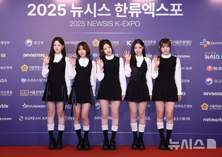 [서울=뉴시스] 조성우 기자 = 그룹 리센느가 28일 서울 중구 롯데호텔에서 열린 제7회 뉴시스 한류엑스포(2025 K-엑스포) 포토월 행사에서 포즈를 취하고 있다. 2025.08.28. xconfind@newsis.com