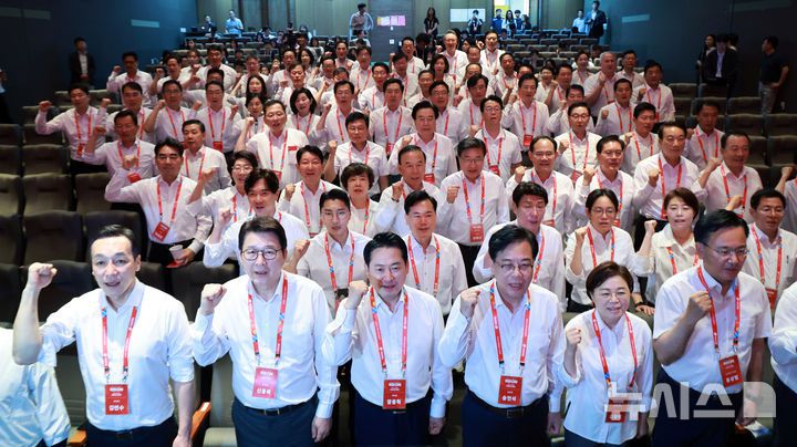 [인천=뉴시스] 김금보 기자 = 장동혁 국민의힘 대표를 비롯한 의원들이 28일 오후 인천 중구 인천국제공항공사 항공교육원에서 열린 2025 국민의힘 국회의원 연찬회에서 슬로건을 외치며 기념촬영을 하고 있다. 2025.08.28. kgb@newsis.com