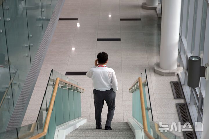 [인천=뉴시스] 김금보 기자 = 권성동 국민의힘 의원이 28일 오후 인천 중구 인천국제공항공사 항공교육원에서 열린 2025 국민의힘 국회의원 연찬회 도중 교육원 외부로 이동하고 있다. 김건희 특검팀은 이날 오후 권 의원에게 구속영장을 청구했다. 2025.08.28. kgb@newsis.com