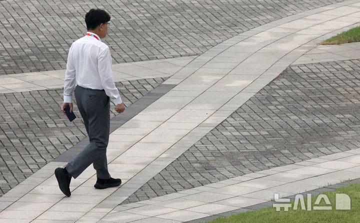 [인천=뉴시스] 김금보 기자 = 권성동 국민의힘 의원이 28일 오후 인천 중구 인천국제공항공사 항공교육원에서 열린 2025 국민의힘 국회의원 연찬회 참석 도중 교육원 외부로 이동하고 있다. 김건희 특검팀은 이날 오후 권 의원에게 구속영장을 청구했다. 2025.08.28. kgb@newsis.com