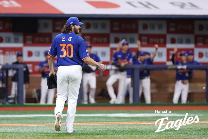 [서울=뉴시스] 한화 이글스 코디 폰세가 28일 서울 고척스카이돔에서 열린 2025 신한 쏠뱅크 KBO리그 한화 이글스와 키움 히어로즈와의 경기에서 더그아웃으로 들어가고 있다. 한화 이글스의 '특급 에이스' 코디 폰세는 개막 16연승을 달성했다. (사진=한화 이글스 제공) 2025.08.28. photo@newsis.com *재판매 및 DB 금지