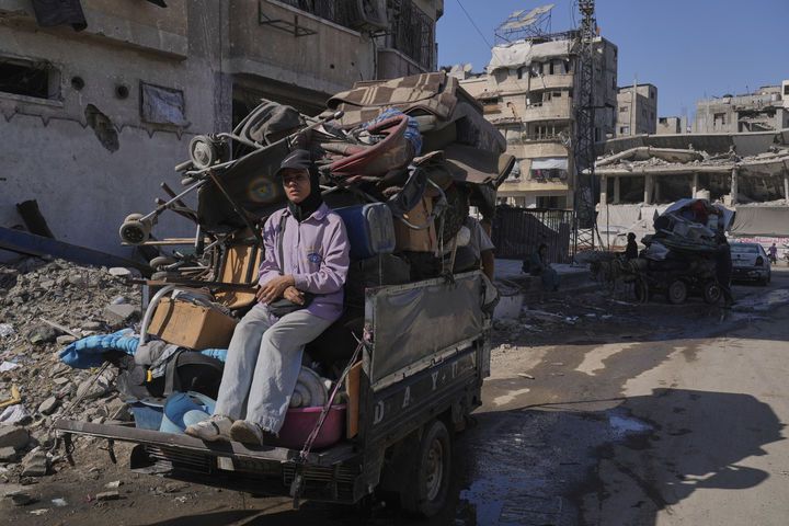 [가자시티=AP/뉴시스] 지난달 28일(현지 시간) 가자지구 북부에서 대피한 팔레스타인 주민들이 소형 삼륜차에 짐을 싣고 가자시티 길을 따라 이동하고 있다. 2025.09.02.