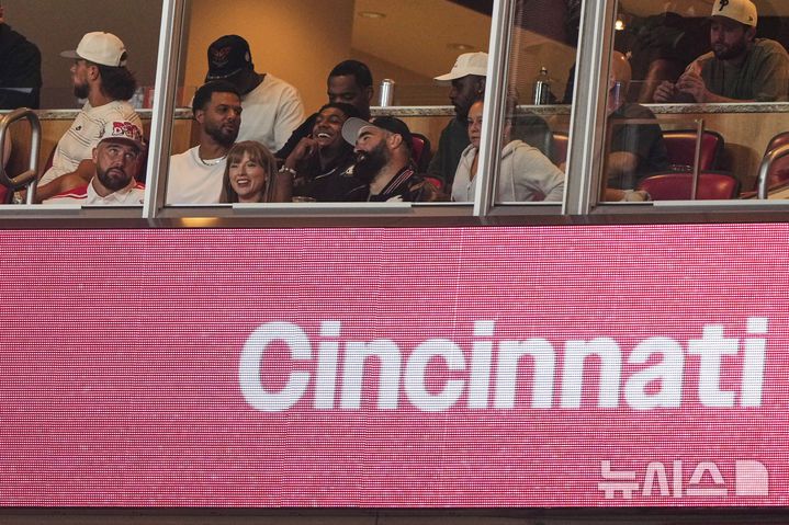 [미주리주=AP/뉴시스] 최근 약혼을 발표한 테일러 스위프트와 미국프로풋볼(NFL) 캔자스시티 치프스 소속 트래비스 켈시가 28일(현지 시간) 미국 미주리주 캔자스시티 애로헤드 스타디움에서 열린 신시내티와 네브래스카의 NCAA 대학 미식축구 경기를 보고 있다. 2025.08.29.