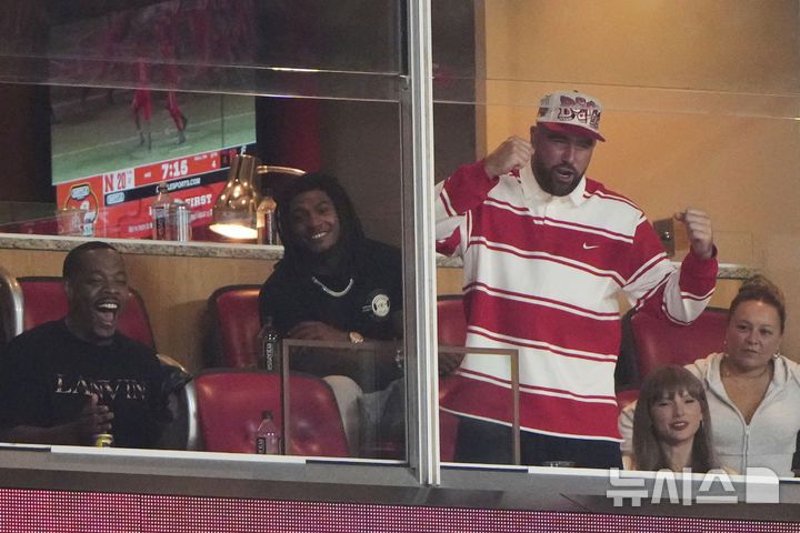 [미주리주=AP/뉴시스] 최근 약혼을 발표한 테일러 스위프트와 미국프로풋볼(NFL) 캔자스시티 치프스 소속 트래비스 켈시가 28일(현지 시간) 미국 미주리주 캔자스시티 애로헤드 스타디움에서 열린 신시내티와 네브래스카의 NCAA 대학 미식축구 경기를 보고 있다. 2025.08.29.