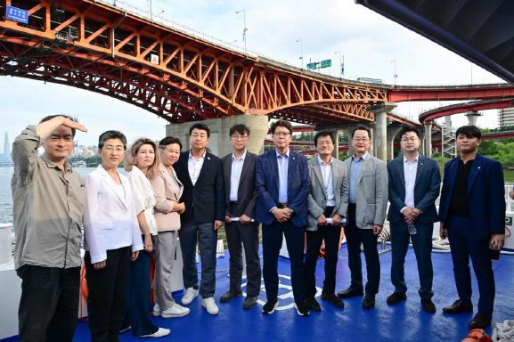 [서울=뉴시스] 한강버스 점검한 민주당 의원들. 2025.08.29. (사진=서울시의회 제공) *재판매 및 DB 금지