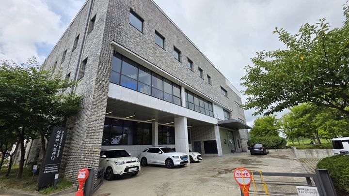 [사진=박현주 미술전문기자] 파주출판단지에 위치한 하종현아트센터 전경. 9월1일 정식 개관한다. *재판매 및 DB 금지