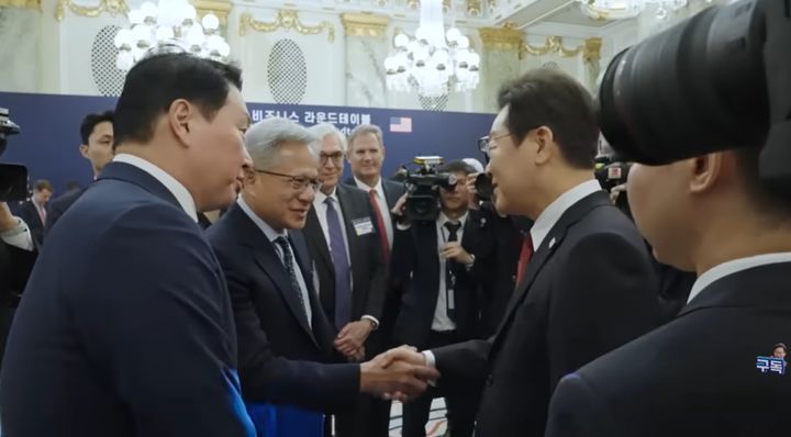 [서울=뉴시스]25일(현지시간) 한미 정상회담 직후 열린 '한미 비즈니스 라운드테이블' 행사장에서 최태원 SK그룹 회장이 젠슨 황 엔비디아 최고경영자(CEO)를 이재명 대통령에게 소개하고 있다. (사진 = 이 대통령 유튜브 영상 캡처) 2025.08.29. photo@newsis.com  *재판매 및 DB 금지