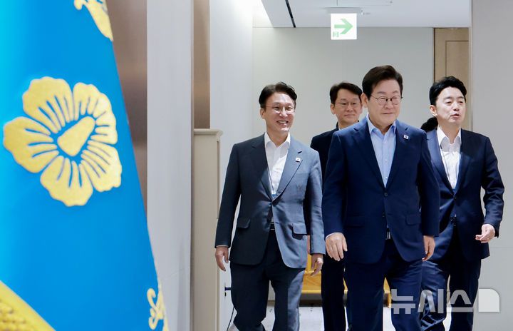 [서울=뉴시스] 고범준 기자 = 이재명 대통령이 29일 서울 용산 대통령실 청사에서 열린 제39회 국무회의(임시)에서 입장하고 있다. (대통령실통신사진기자단) 2025.08.29. bjko@newsis.com