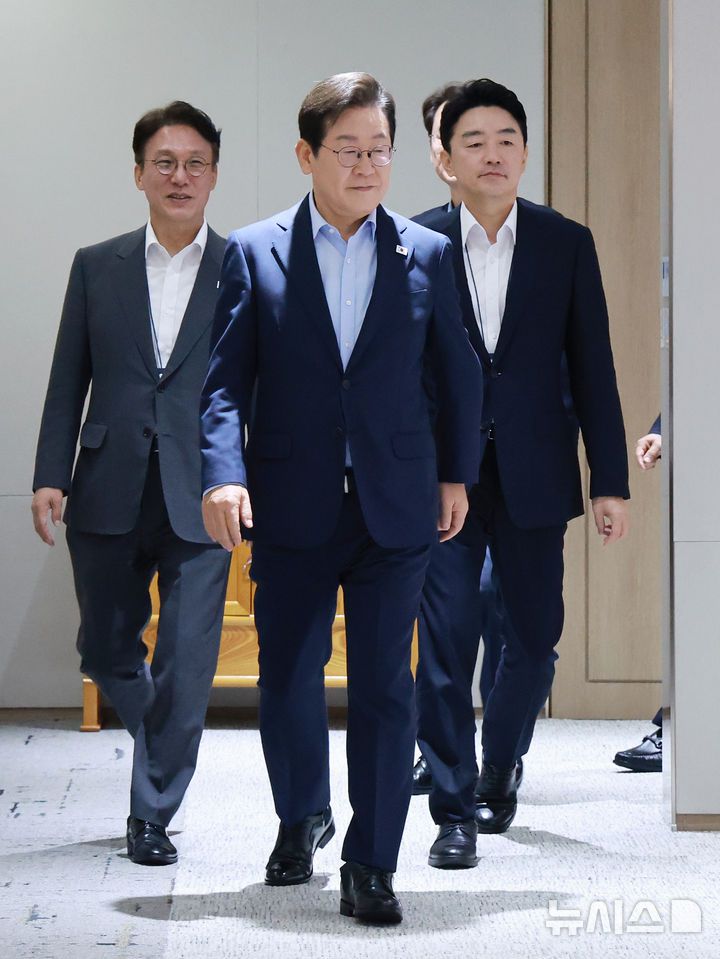 [서울=뉴시스] 고범준 기자 = 이재명 대통령이 29일 서울 용산 대통령실 청사에서 열린 제39회 국무회의(임시)에 입장하고 있다. (대통령실통신사진기자단) 2025.08.29. bjko@newsis.com