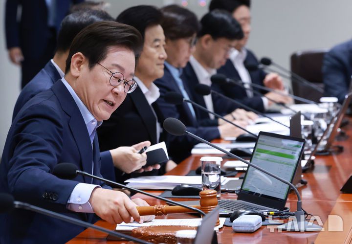 [서울=뉴시스] 고범준 기자 = 이재명 대통령이 29일 서울 용산 대통령실 청사에서 열린 제39회 국무회의(임시)에서 의사봉을 두드리고 있다. (대통령실통신사진기자단) 2025.08.29. bjko@newsis.com