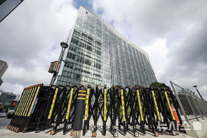 [서울=뉴시스] 정병혁 기자 = 지난달 29일 서울 종로구 김건희 특검팀(특별검사 민중기) 사무실 앞에 경찰 질서유지선이 설치되어 있다. 김건희 특검팀은 이날 특정범죄가중처벌법상 알선수재, 자본시장법 및 정치자금법 위반 혐의로 김건희 여사를 서울중앙지법에 구속 기소했다고 밝혔다. 2025.09.21. jhope@newsis.com