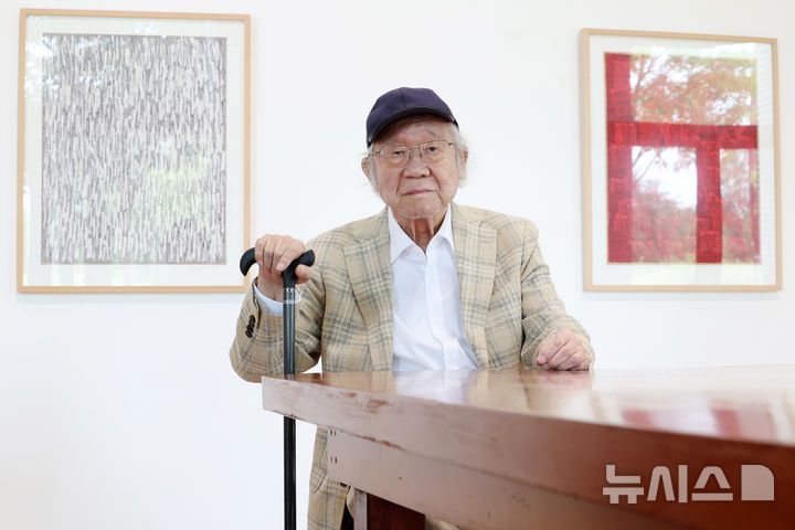 [파주=뉴시스] 박진희 기자 = 29일 하종현 화백이 하종현아트센터에서 포즈를 취했다. 2025.08.29. pak7130@newsis.com