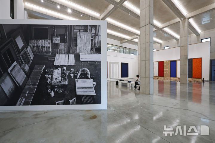 [파주=뉴시스] 박진희 기자 = 한국 모더니즘의 선구자 하종현의 예술세계를 총망라한 ‘하종현 아트센터’가 파주시 문발동에 다음달 1일 개관한다. 2025.08.29. pak7130@newsis.com