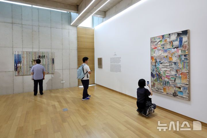 [파주=뉴시스] 박진희 기자 = 한국 모더니즘의 선구자 하종현의 예술세계를 총망라한 ‘하종현 아트센터’가 파주시 문발동에 다음달 1일 개관한다. 2025.08.29. pak7130@newsis.com