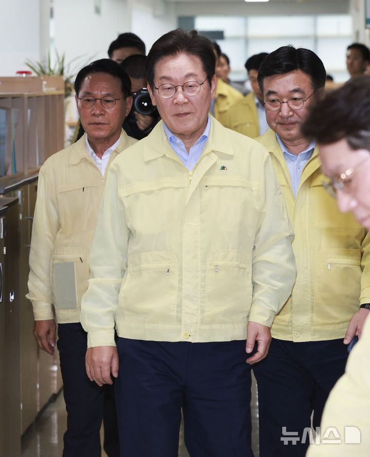 [강릉=뉴시스] 고범준 기자 = 이재명 대통령이 30일 강원 강릉시청 재난안전상황실에서 열린 가뭄 대책 회의에 참석하고 있다. 2025.08.30. bjko@newsis.com