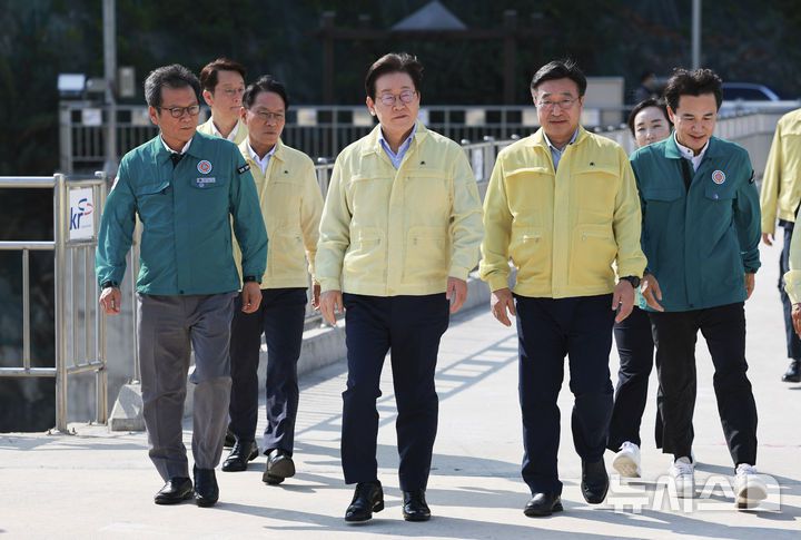 [강릉=뉴시스] 고범준 기자 = 이재명 대통령이 30일 강원 강릉시 성산면 오봉저수지를 방문해 가뭄 피해 상황 등을 점검을 위해 이동하고 있다. 2025.08.30. bjko@newsis.com