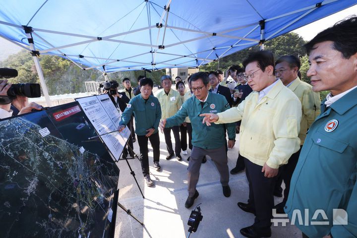 [강릉=뉴시스] 고범준 기자 = 이재명 대통령이 30일 강원 강릉시 성산면 오봉저수지를 방문해 가뭄 피해 상황 등을 점검하고 있다. 2025.08.30. bjko@newsis.com