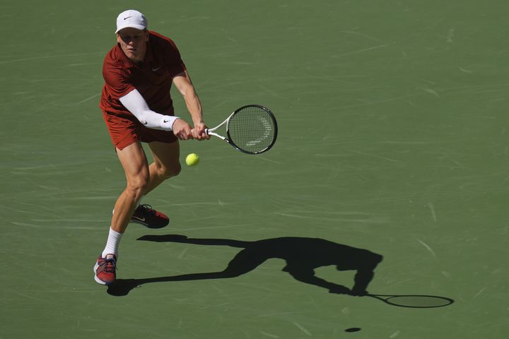 [뉴욕=AP/뉴시스] 얀니크 신네르(1위·이탈리아)가 30일(현지 시간) 미국 뉴욕의 빌리진킹 내셔널 테니스 센터에서 열린 US 오픈 남자 단식 3회전에서 데니스 샤포발로프(27위·캐나다)와 경기하고 있다. 2연패를 노리는 신네르가 3-1(5-7 6-4 6-3 6-3)로 이기고 16강에 진출했다. 2025.08.31.