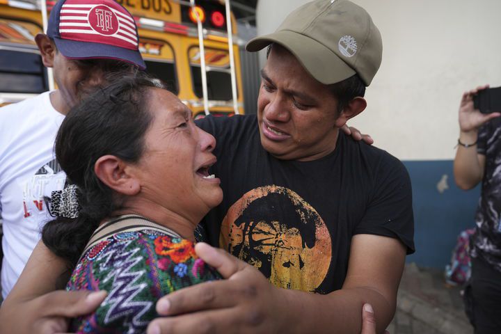 [과테말라시티=AP/뉴시스] 미국에서 추방되어 8월 31일 귀국한 청소년 이민 에드윈 오소리오 로페스(오른쪽)기 8월 31일 과테말라이 라 아우로라 국제공항에서 어머니와 다시 만나 울고 있다. 2025. 09.01.