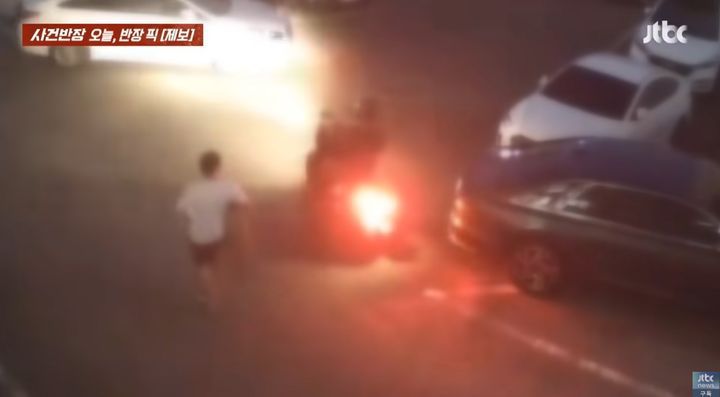 [서울=뉴시스] 같은 아파트 입주민이 황당한 이유로 자신의 오토바이를 훼손했다는 한 남성의 사연이 전해졌다.  (사진=JTBC 사건반장 갈무리) 2025.09.01 *재판매 및 DB 금지