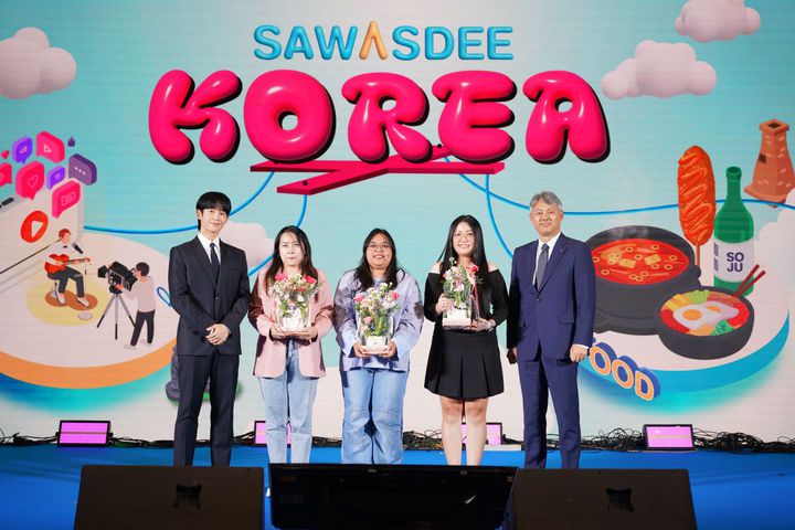 8월29일 태국 방콕에서 열린 'K-관광 로드쇼' 중  관광공사 방콕지사 페이스북 100만 팔로워 돌파 기념 우수 회원 시상식'에서 배우 정해인(사진 왼쪽에서 첫 번째)과 관광공사 김종훈 국제관광본부장 직무대리(다섯 번째) *재판매 및 DB 금지