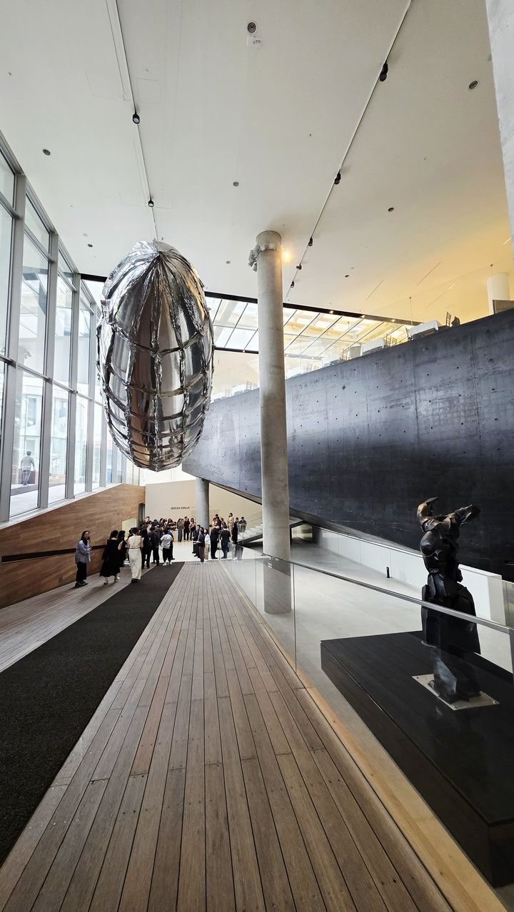 [사진=박현주 미술전문기자] 리움미술관 전시장 입구. 길이 17m 은빛 거대한 비행선 '취약할 의향?메탈라이즈드 벌룬’이 관람객을 맞이하는  '이불: 1998년 이후' 전시. *재판매 및 DB 금지