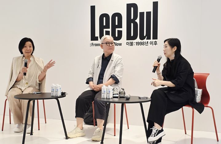 [사진=박현주미술전문기자]1일 리움미술관에서 이불(가운데)작가가 기자 간담회를 열고 있다. (좌)김성원 리움미술관 부관장, (우)곽준영 전시기획실장. 2025.090.1. hyun@newsis.com *재판매 및 DB 금지