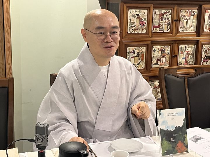 [서울=뉴시스] 1일 서울 종로구 국립현대미술관 내 식당에서 열린 신간 '인연 아닌 사람은 있어도 인연 없는 사람은 없다' 간담회에 참석하한묘장스님 2025.09.01. suejeeq@newsis.com *재판매 및 DB 금지