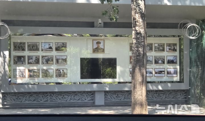 [베이징=뉴시스] 박정규 특파원 = 주중국 북한대사관이 김정은 북한 국무위원장의 중국 방문을 앞두고 최근 진행된 것으로 알려진 정비를 마쳤다. 사진은 전승절 열병식을 이틀 앞둔 1일 오후 베이징 주중국 북한대사관 앞에 있는 게시판 모습. 2025.09.01 pjk76@newsis.com