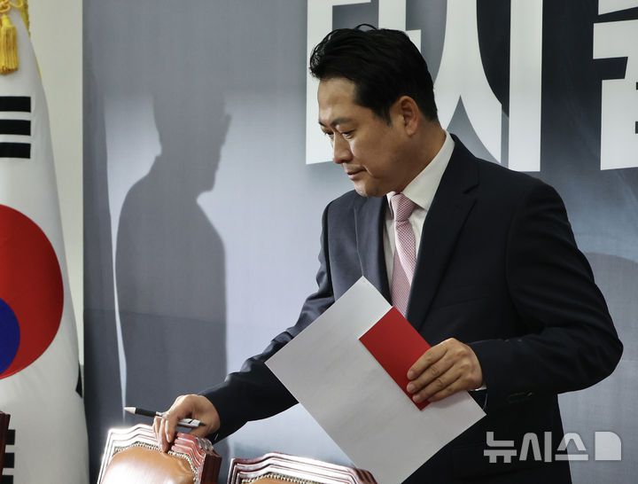 [서울=뉴시스] 김명년 기자 = 장동혁 국민의힘 당 대표가 1일 오전 서울 여의도 국회에서 최고위원회의에 참석하고 있다. 2025.09.01. kmn@newsis.com