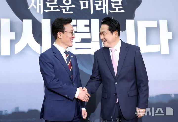 [서울=뉴시스] 김금보 기자 = 장동혁(오른쪽) 국민의힘 대표가 1일 오전 서울 여의도 국회에서 예방 온 김민석 국무총리와 악수를 하고 있다. 2025.09.01. kgb@newsis.com
