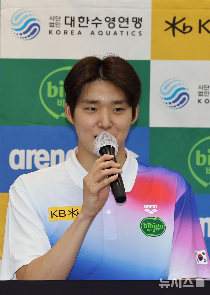 [서울=뉴시스] 배훈식 기자 = 김우민(강원도청)이 1일 오전 서울 송파구 서울올림픽파크텔에서 열린 2025 제22회 싱가포르 세계수영선수권대회 수영 국가대표선수단 포상식에서 취재진의 질문에 답하고 있다. 2025.09.01. dahora83@newsis.com