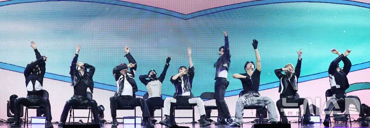 [서울=뉴시스] 김혜진 기자 = 그룹 제로베이스원이 1일 오후 서울 용산구 블루스퀘어에서 열린 첫 번째 정규앨범 '네버 세이 네버(NEVER SAY NEVER)' 발매 기념 쇼케이스에서 무대를 선보이고 있다. 2025.09.01. jini@newsis.com