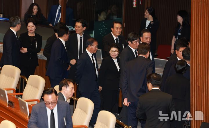 [서울=뉴시스] 고승민 기자 = 검은 양복과 근조리본을 착용한 국민의힘 의원들이 1일 서울 여의도 국회에서 열린 제429회 국회(정기회) 제1차 본회의에서 산회 후 회의장을 나서고 있다. 2025.09.01. kkssmm99@newsis.com