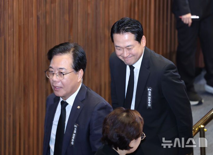 [서울=뉴시스] 김금보 기자 = 국민의힘 송언석 원내대표와 장동혁 대표가 1일 오후 서울 여의도 국회에서 열린 제22대 제429회국회(정기회) 제1차 본회의 산회 후 회의장을 나서고 있다. 2025.09.01. kgb@newsis.com