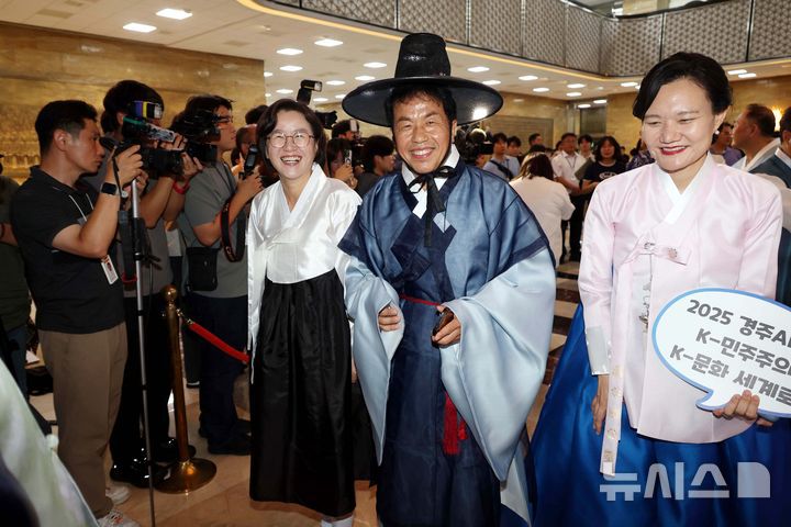 [서울=뉴시스] 조성봉 기자 = 윤종오 진보당 원내대표, 정혜경 의원, 김남희 더불어민주당 의원이 1일 서울 여의도 국회에서 열린 제429회 국회(정기회) 제1차 본회의에 한복을 입고 참석하고 있다. 2025.09.01. suncho21@newsis.com