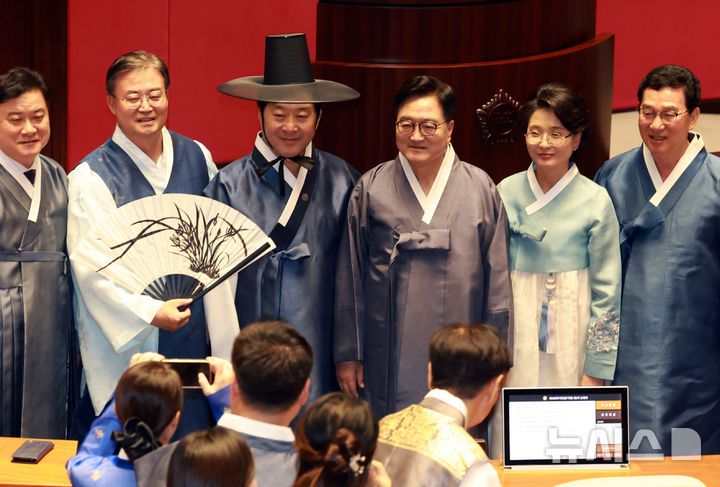 [서울=뉴시스] 고승민 기자 = 우원식 국회의장과 더불어민주당 의원들이 1일 서울 여의도 국회에서 열린 제429회 국회(정기회) 제1차 본회의에서 산회 후 기념촬영하고 있다. 2025.09.01. kkssmm99@newsis.com